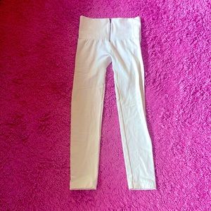 Warm white leggings. It has a functional zipper, high waisted and soft inside.